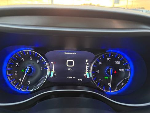 Used 2023 Chrysler Pacifica Touring-L image 15