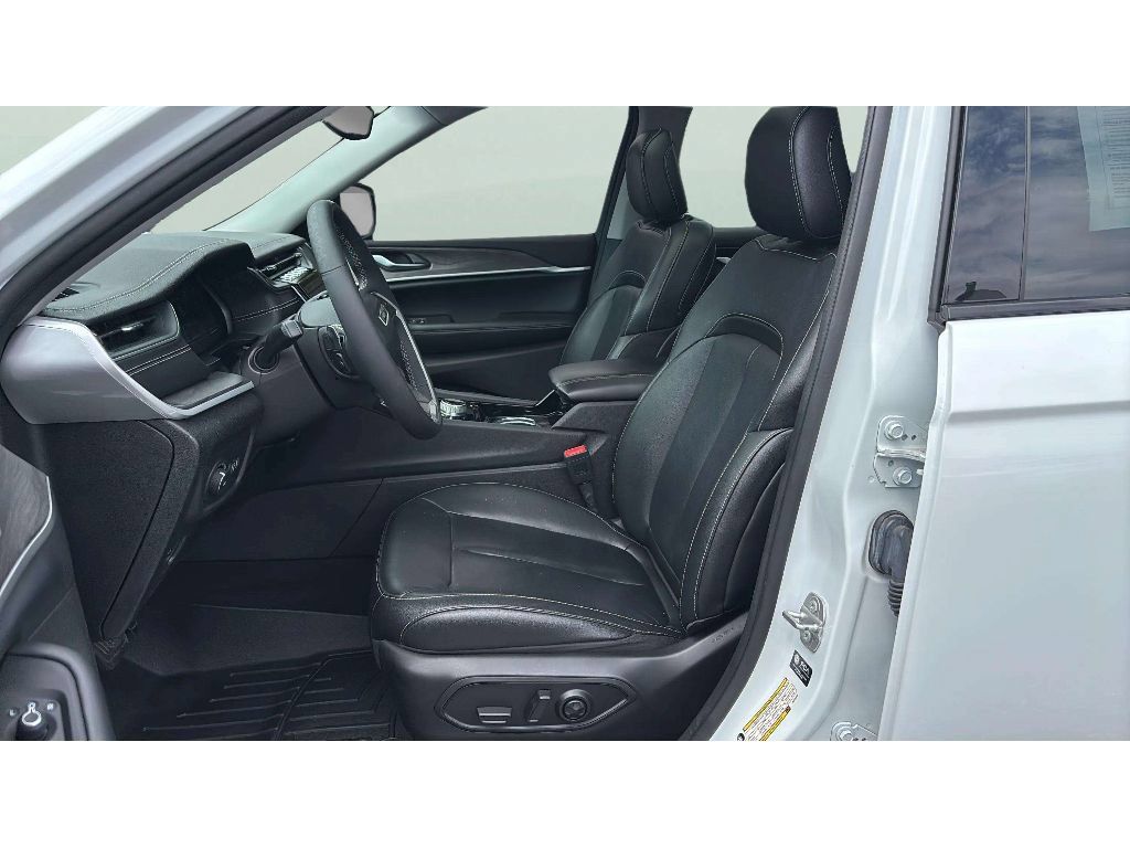 Used 2023 Jeep Grand Cherokee L Limited AWD/4WD image 12