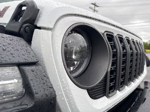 Used 2025 Jeep Wrangler Unlimited Rubicon AWD/4WD image 9