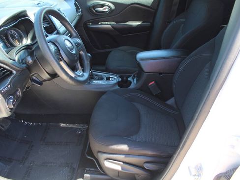 Used 2019 Jeep Cherokee Latitude w/ Popular Appearance Group AWD/4WD image 11