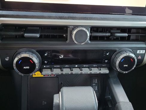 Used 2024 Toyota Tacoma Limited w/ Limited Package (LT) image 15