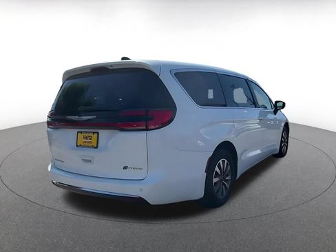 Used 2023 Chrysler Pacifica Touring-L FWD image 12