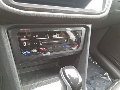 Used 2024 Volkswagen Tiguan SE image 22