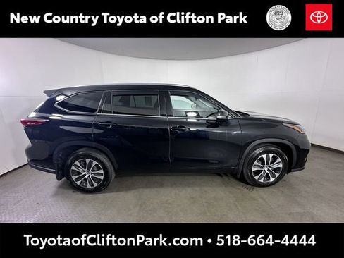Used 2021 Toyota Highlander XLE AWD/4WD image 2