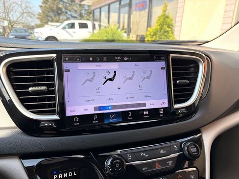 Used 2023 Chrysler Pacifica Touring-L FWD image 22