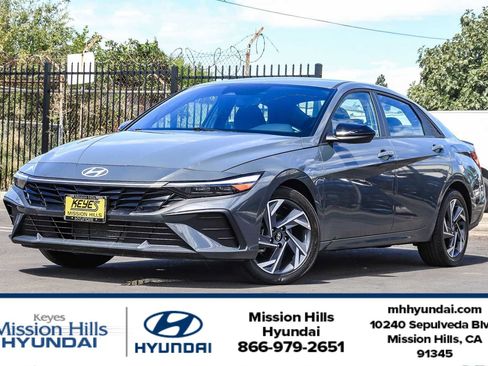 Certified 2025 Hyundai Elantra Sport FWD image 1