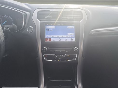 Used 2017 Ford Fusion SE w/ Fusion SE Technology Package image 10