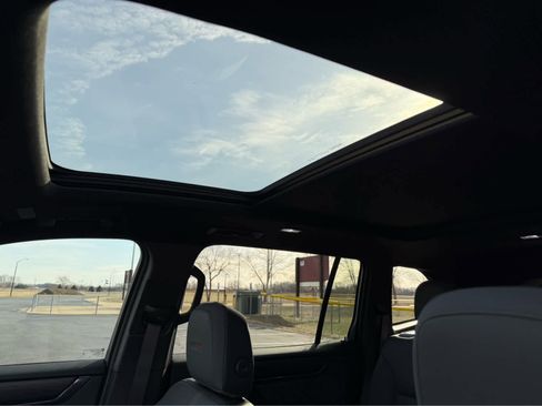 Used 2025 GMC Acadia AT4 w/ Super Cruise Package image 14