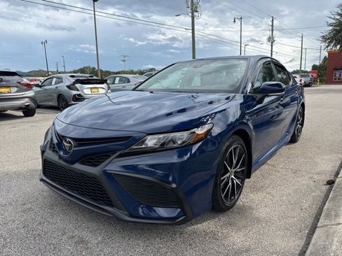 Used 2023 Toyota Camry SE image 4