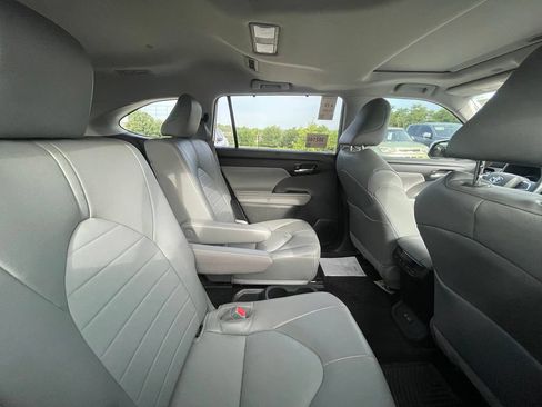 Used 2022 Toyota Highlander XLE AWD/4WD image 8