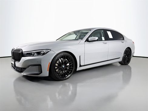 Used 2021 BMW 750i xDrive w/ Executive Package image 3