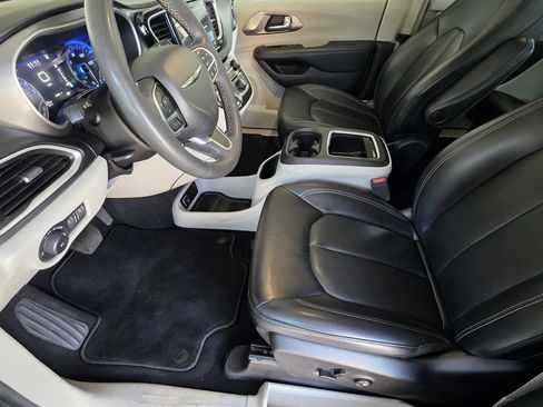 Used 2023 Chrysler Pacifica Touring-L FWD image 7