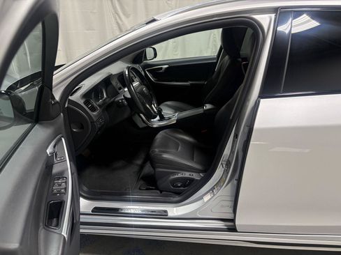 Used 2018 Volvo V60 T5 Cross Country AWD/4WD image 2