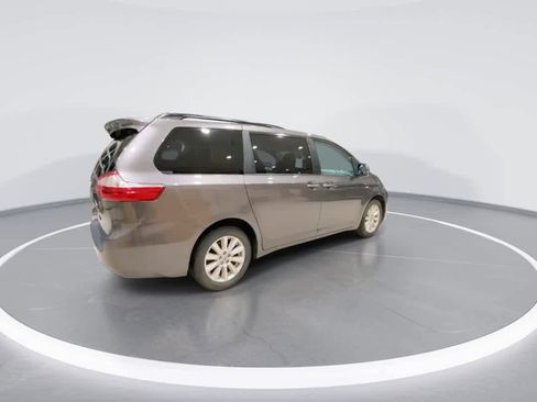 Used 2017 Toyota Sienna XLE image 8