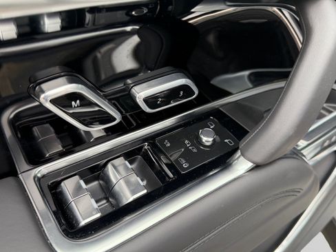 New 2025 Land Rover Range Rover SE AWD/4WD image 13