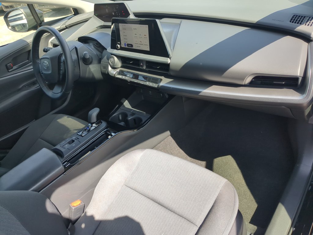 Used 2025 Toyota Prius LE FWD image 11