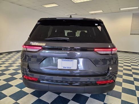 Used 2024 Jeep Grand Cherokee Altitude RWD image 6