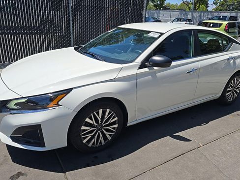 Used 2025 Nissan Altima 2.5 SV FWD image 10