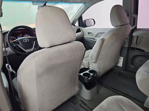 Used 2016 Toyota Sienna L image 18
