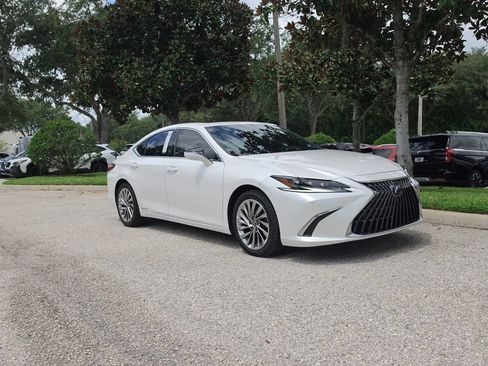 Used 2022 Lexus ES 300h Ultra Luxury w/ Accessory Package 2 FWD image 2