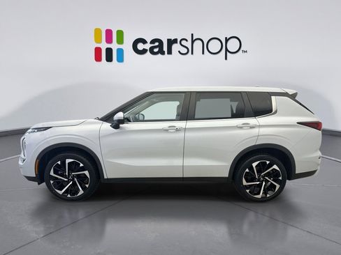 Used 2023 Mitsubishi Outlander SE image 2