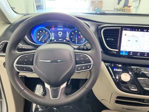 Used 2024 Chrysler Pacifica Touring-L FWD image 25