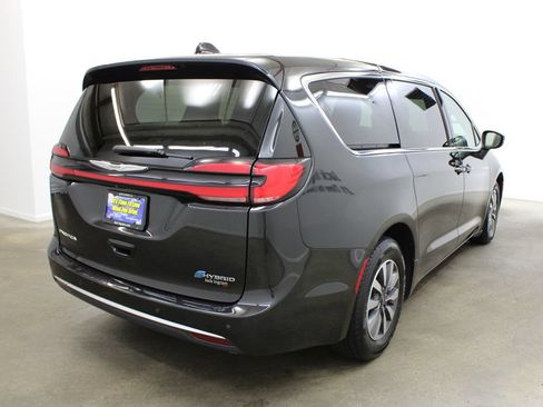 Used 2023 Chrysler Pacifica Touring-L FWD image 5