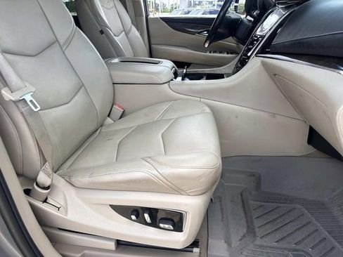 Used 2019 Cadillac Escalade Luxury AWD/4WD image 11