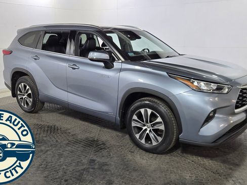Used 2020 Toyota Highlander XLE AWD/4WD image 9