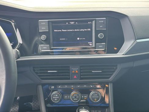 Used 2024 Volkswagen Jetta SE w/ Panoramic Sunroof Package image 5