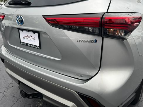 Used 2021 Toyota Highlander XLE AWD/4WD image 37