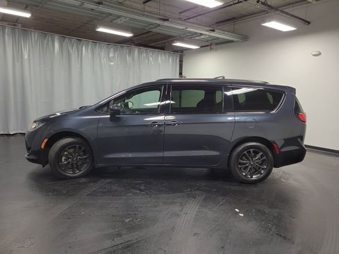Used 2020 Chrysler Pacifica Touring-L w/ Advanced Safetytec Group image 6
