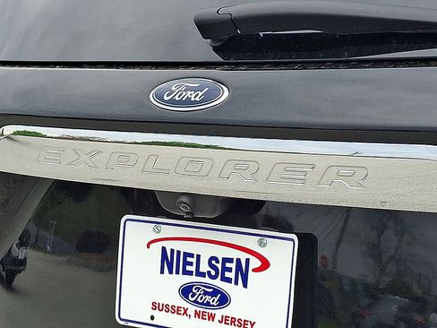 Certified 2022 Ford Explorer XLT w/ Equipment Group 202A AWD/4WD image 24