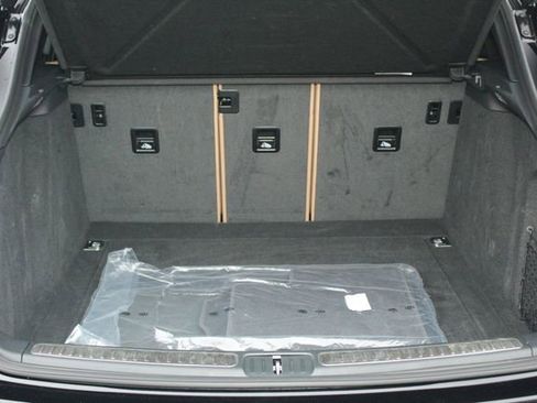 Certified 2025 Porsche Macan Base image 12