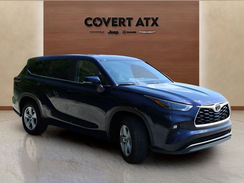 Used 2025 Toyota Highlander LE FWD image 7