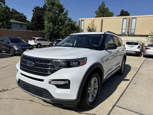 Used 2023 Ford Explorer XLT w/ Equipment Group 202A RWD image 3