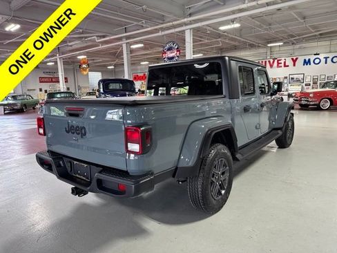 Used 2024 Jeep Gladiator Sport AWD/4WD image 5