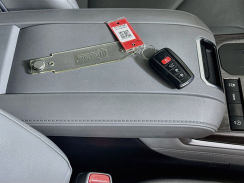 Used 2022 Toyota Highlander Limited FWD image 33