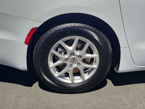 Used 2024 Chrysler Pacifica Touring-L image 6