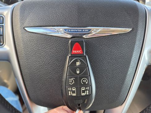 Used 2011 Chrysler Town & Country Touring-L w/ Driver Convenience Group FWD image 17