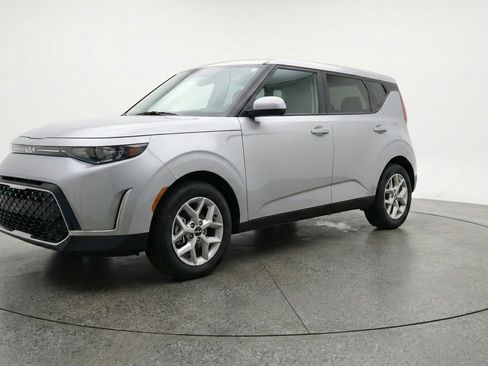 Used 2025 Kia Soul LX w/ LX Technology Package image 3