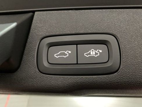 Used 2025 Volvo XC60 B5 Core image 8