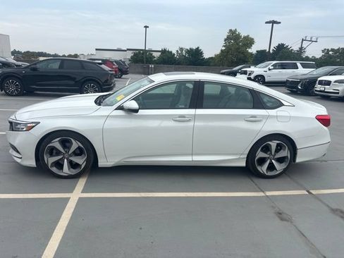 Used 2018 Honda Accord Touring image 2