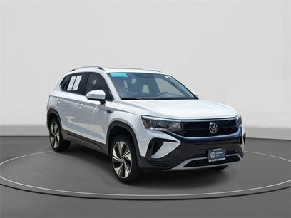 New 2024 Volkswagen Taos SE w/ Panoramic Sunroof Package