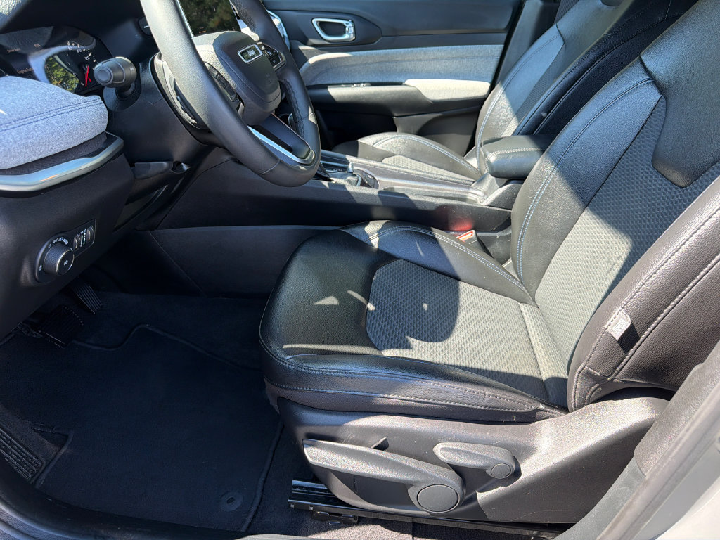 Used 2024 Jeep Compass Latitude AWD/4WD image 11