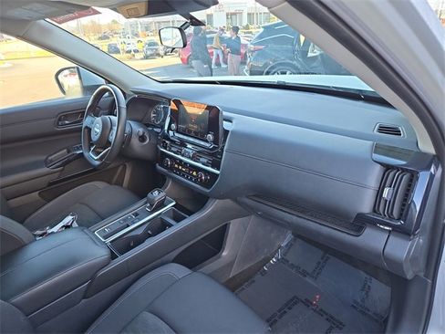 Certified 2025 Nissan Pathfinder SV image 16