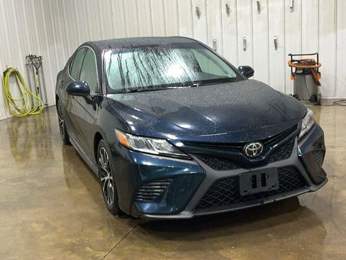Used 2018 Toyota Camry SE image 3