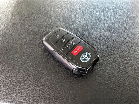 Used 2021 Toyota Sienna LE FWD image 32