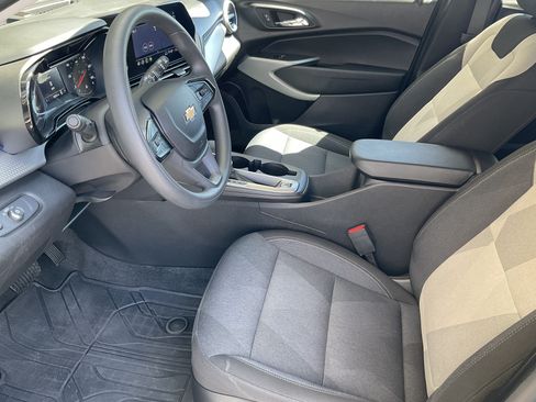 Used 2025 Chevrolet Trax LS FWD image 19