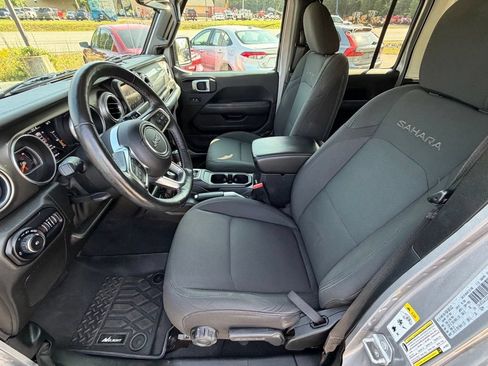 Used 2018 Jeep Wrangler Unlimited Sahara w/ LED Lighting Group AWD/4WD image 33